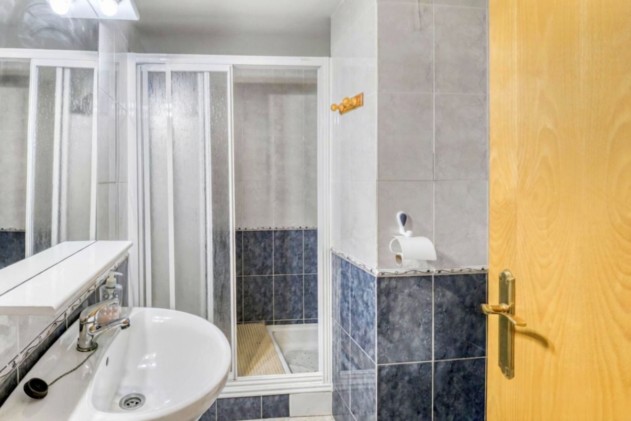 Ático en venta en primera línea de mar en Hospitalet de l'Infant — Baño