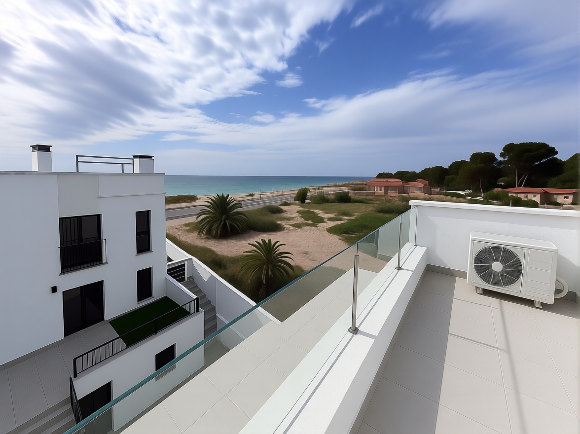 Chalet for sale with direct beach access in Hospitalet de l'Infant — Sea terrace