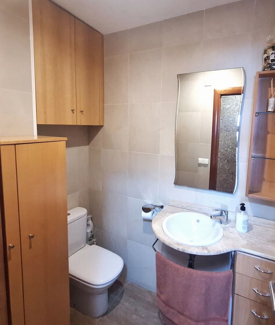 Ático à venda em primeira linha de mar em Hospitalet de l'Infant — Casa banho