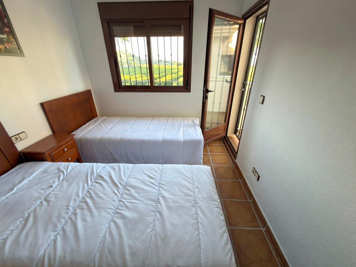 Chalet zum Verkauf mit direktem Strandzugang in Alicante — Schlafzimmer