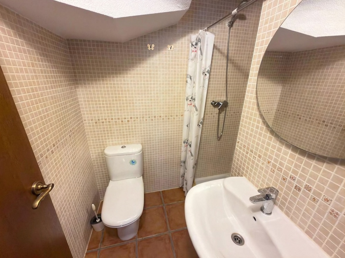 Chalet zum Verkauf mit direktem Strandzugang in Alicante — Bad