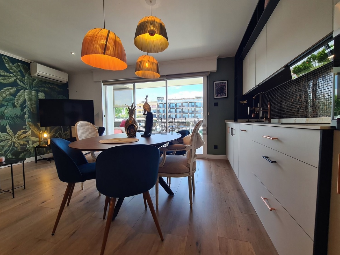 Appartement à vendre pieds dans l'eau à Empuriabrava — Coin repas