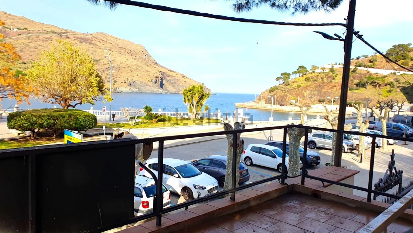 Шале на продажу с прямым выходом на пляж в Portbou