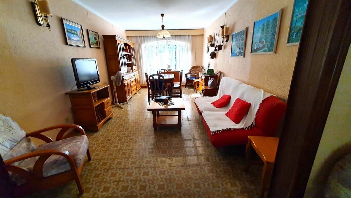 Chalet en venta con acceso directo a la playa en Portbou — Salón