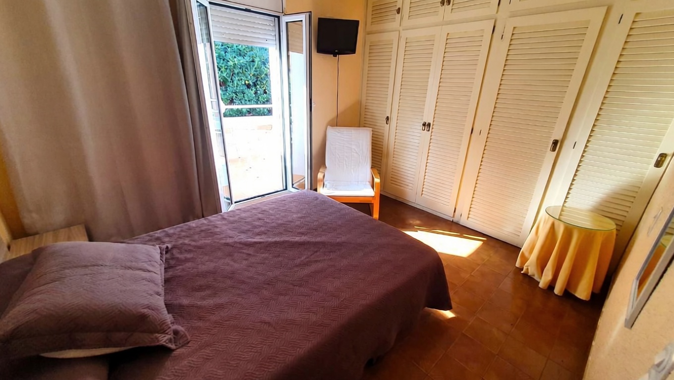 Chalet en venta con acceso directo a la playa en Portbou — Dormitorio