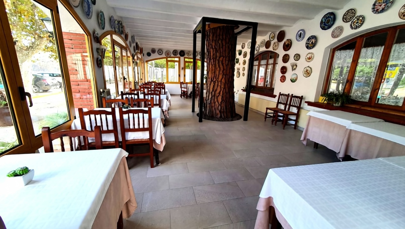 Chalet en venta con acceso directo a la playa en Portbou — Comedor