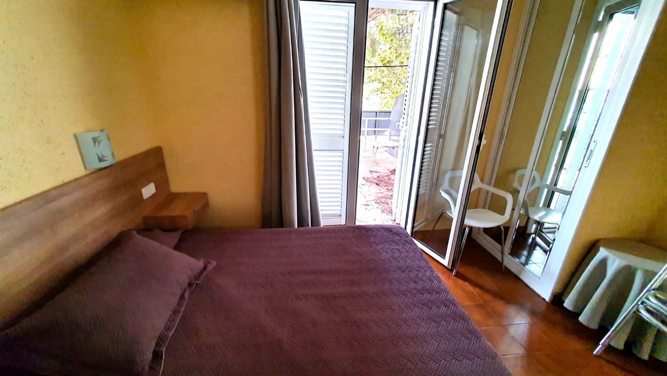 Chalet en venta con acceso directo a la playa en Portbou — Baño
