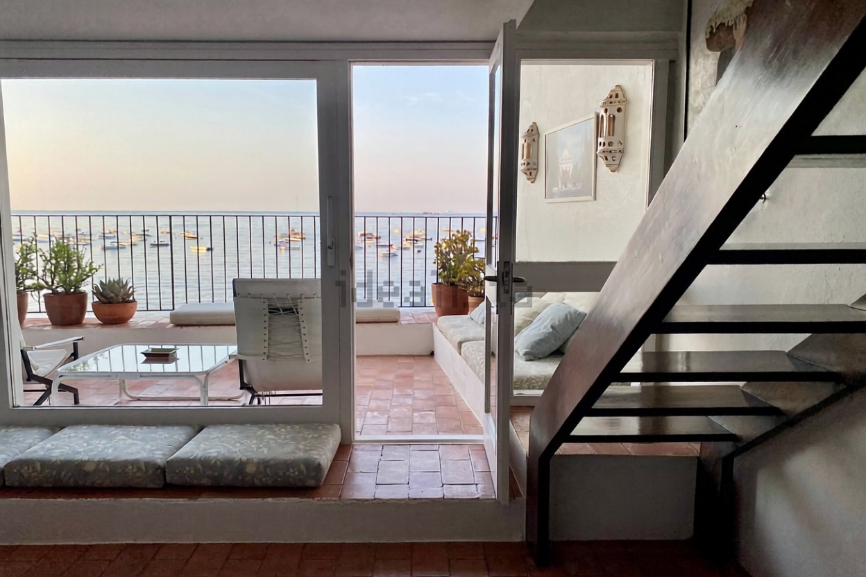 Casa en venta con acceso directo a la playa en Calella — Terraza mar