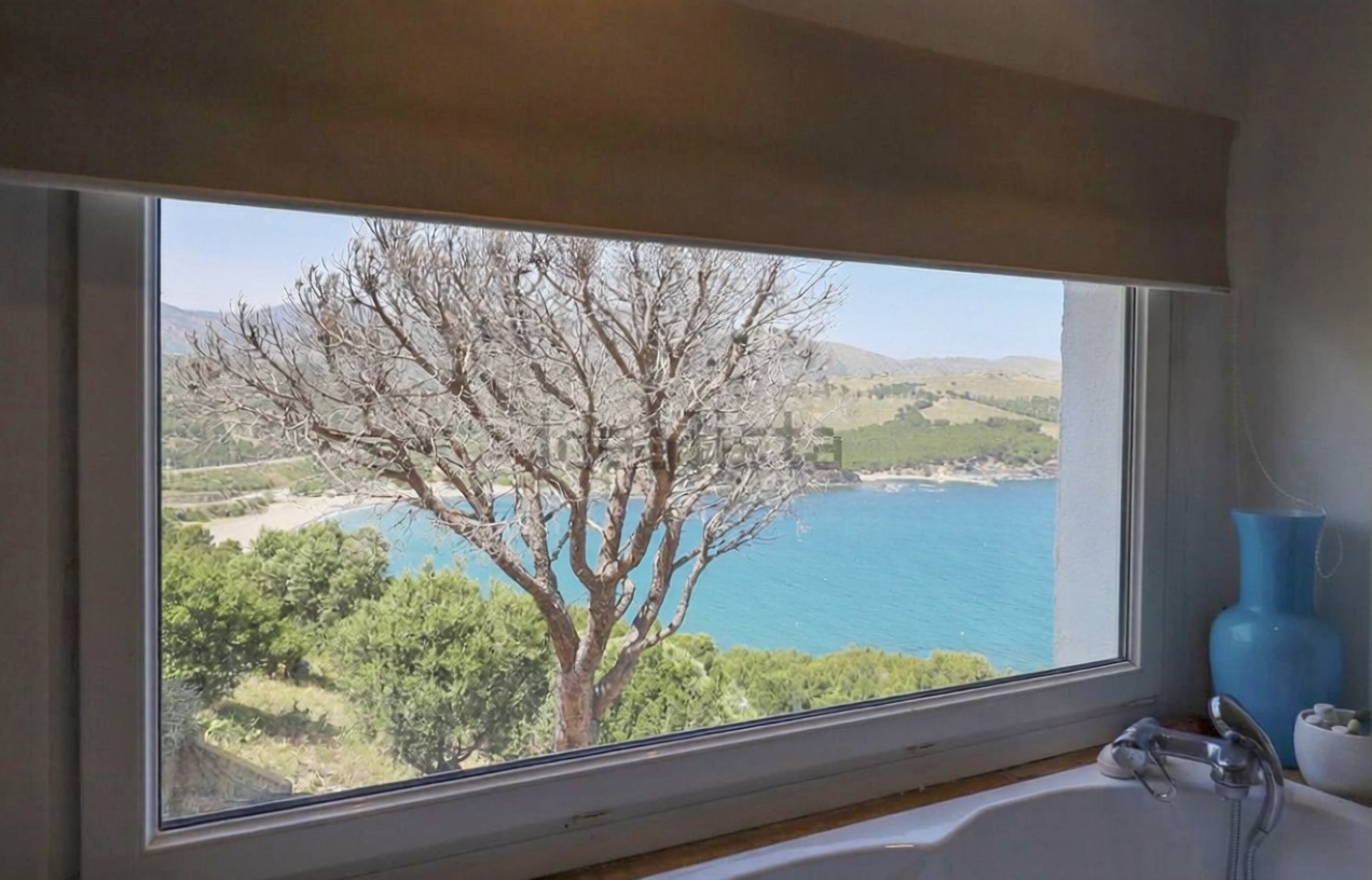 Chalet en venta con acceso directo a la playa en Llançà — Terraza mar