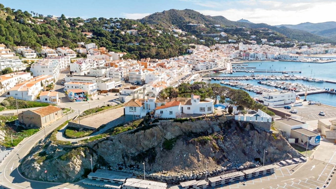 Chalet en venta con acceso directo a la playa en El Port de la Selva — Aérea