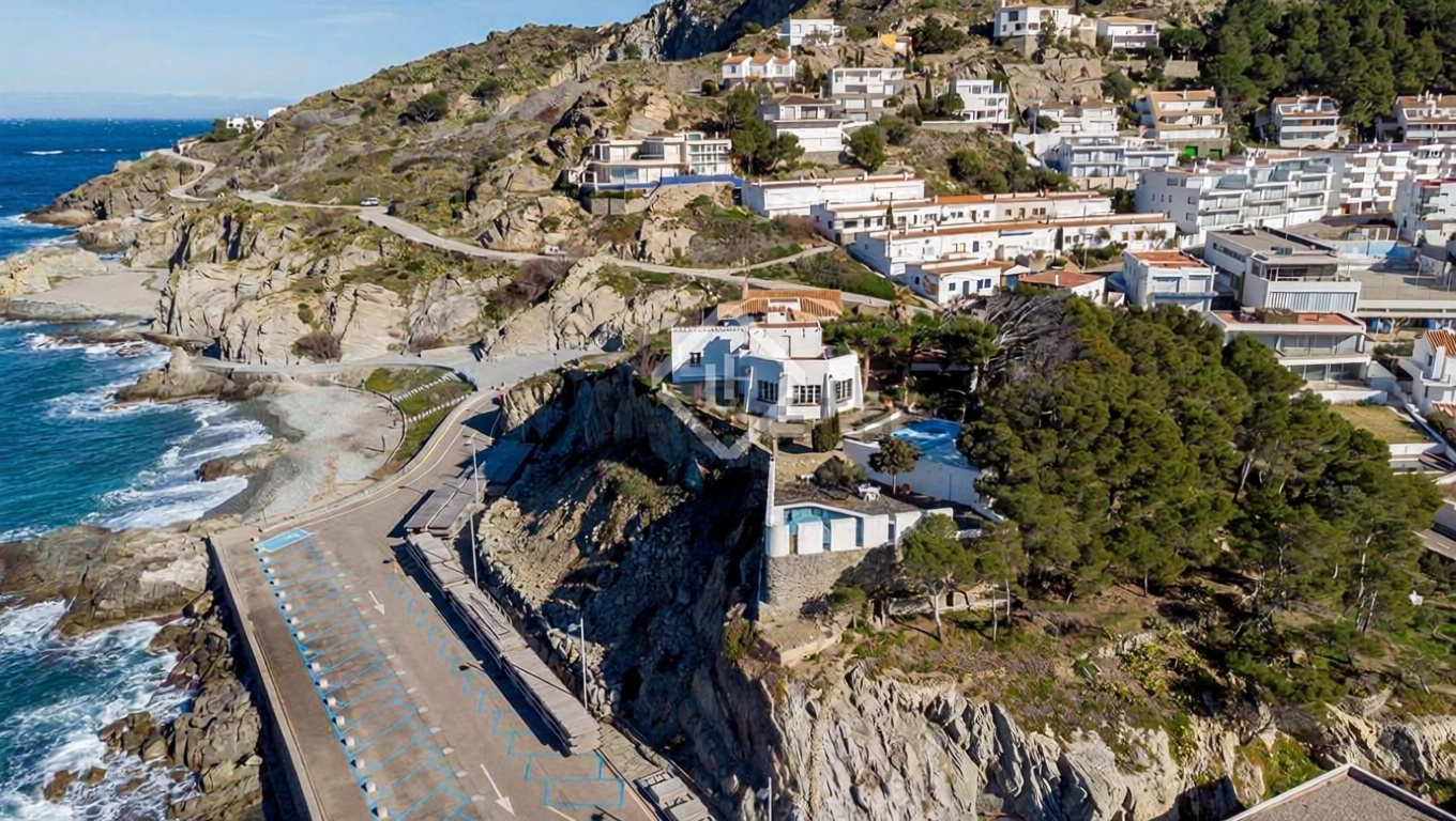 Chalet en venta con acceso directo a la playa en El Port de la Selva — Aérea