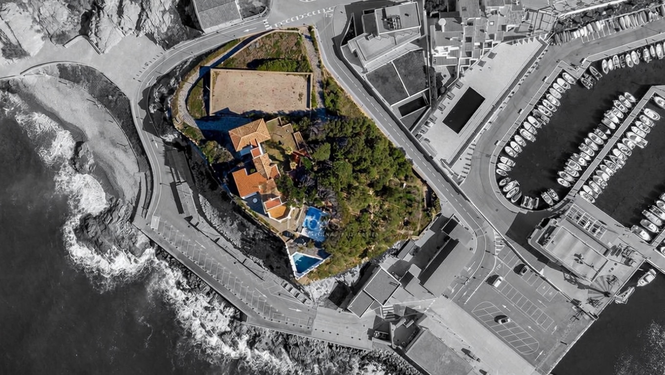 Chalet en venta con acceso directo a la playa en El Port de la Selva — Aérea