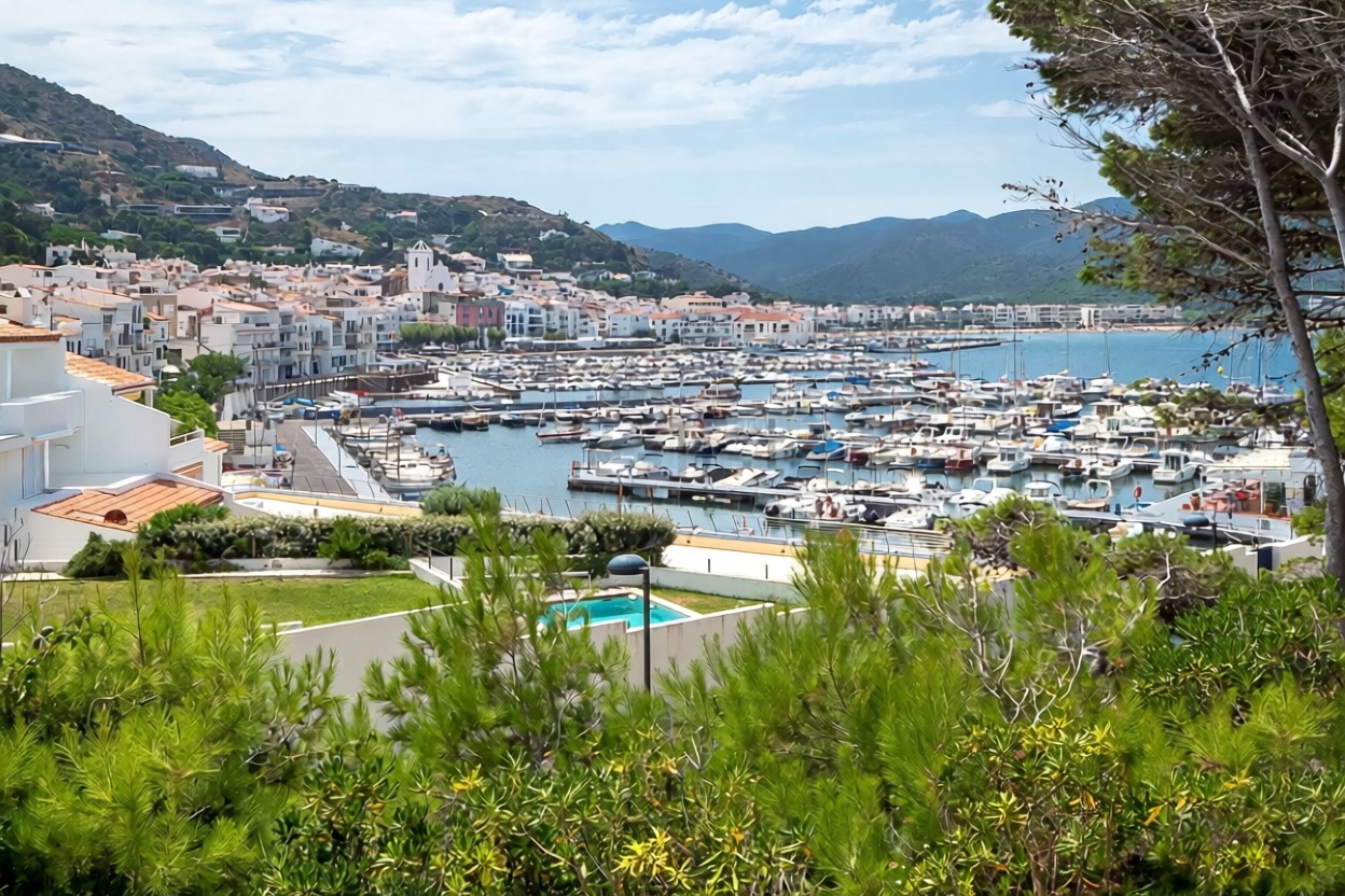 Chalet en venta con acceso directo a la playa en El Port de la Selva — Vista mar