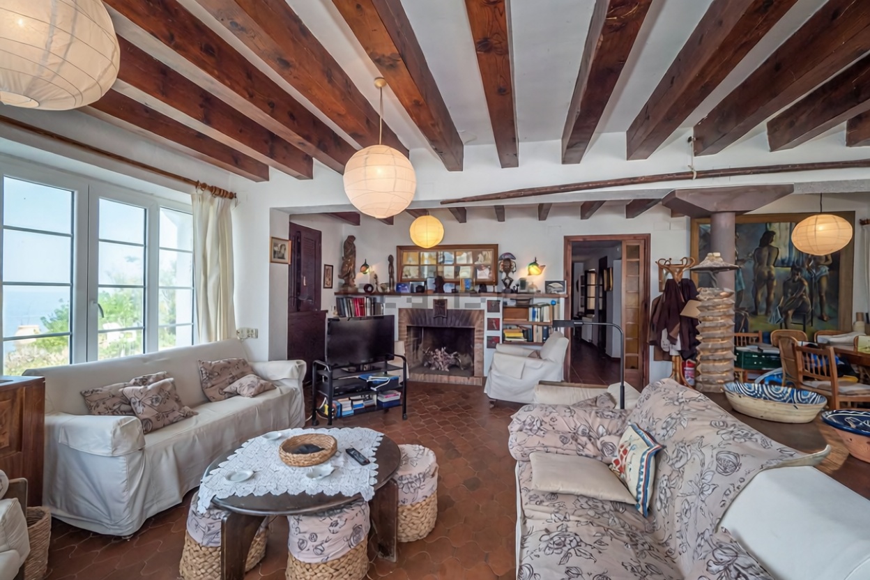 Chalet en venta con acceso directo a la playa en El Port de la Selva — Salón