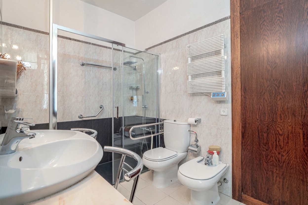 Chalet en venta con acceso directo a la playa en El Port de la Selva — Baño