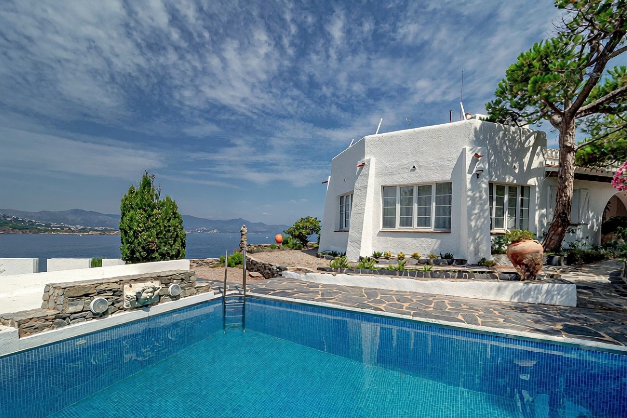 Chalet en venta con acceso directo a la playa en El Port de la Selva — Piscina
