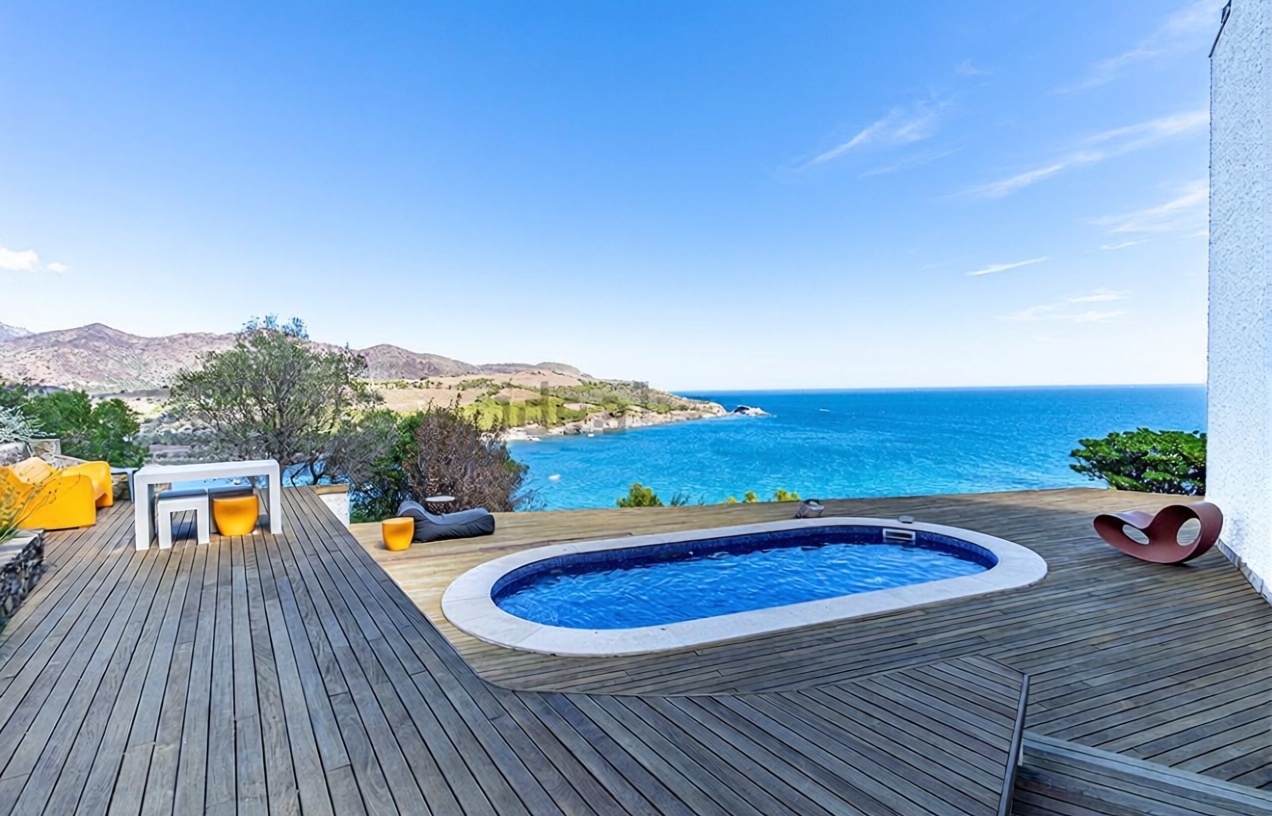 Chalet for sale with direct beach access in Llançà