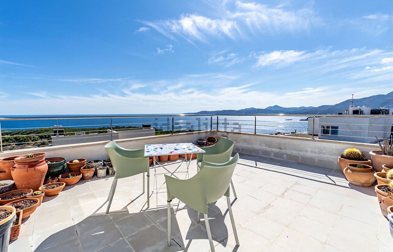 Chalet for sale with direct beach access in Llançà — Sea terrace