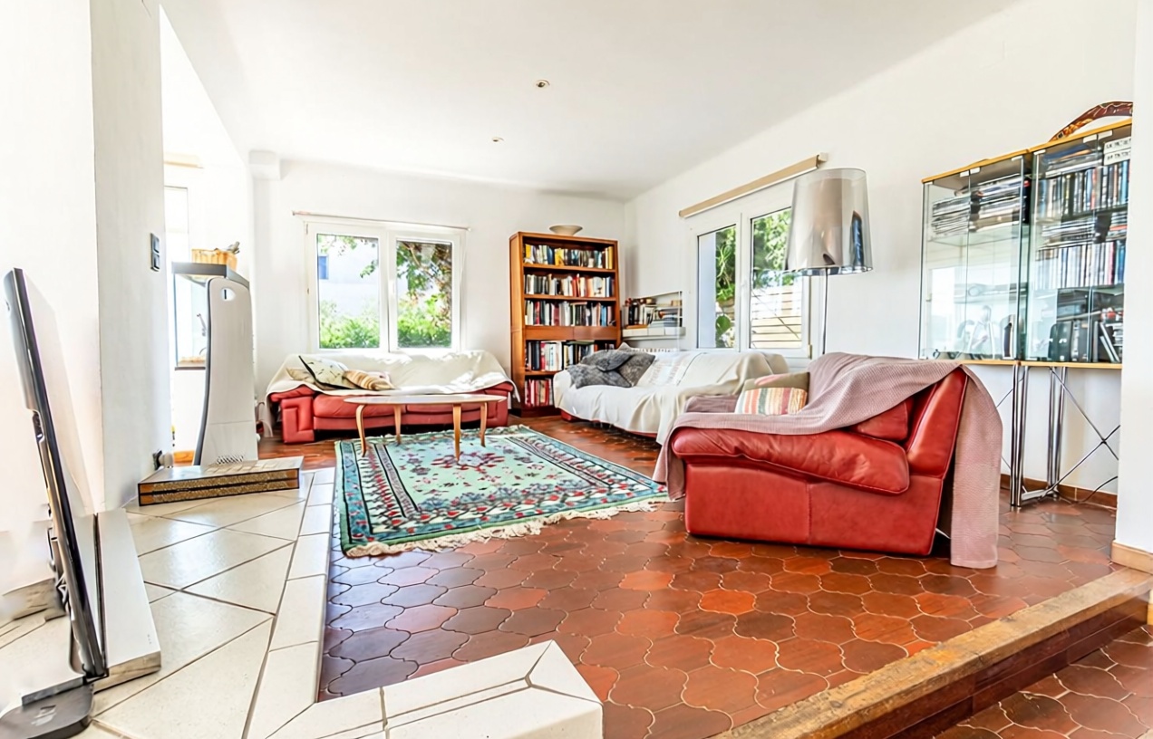 Chalet for sale with direct beach access in Llançà — Living room