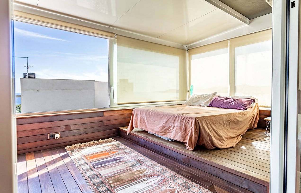 Chalet for sale with direct beach access in Llançà — Bedroom