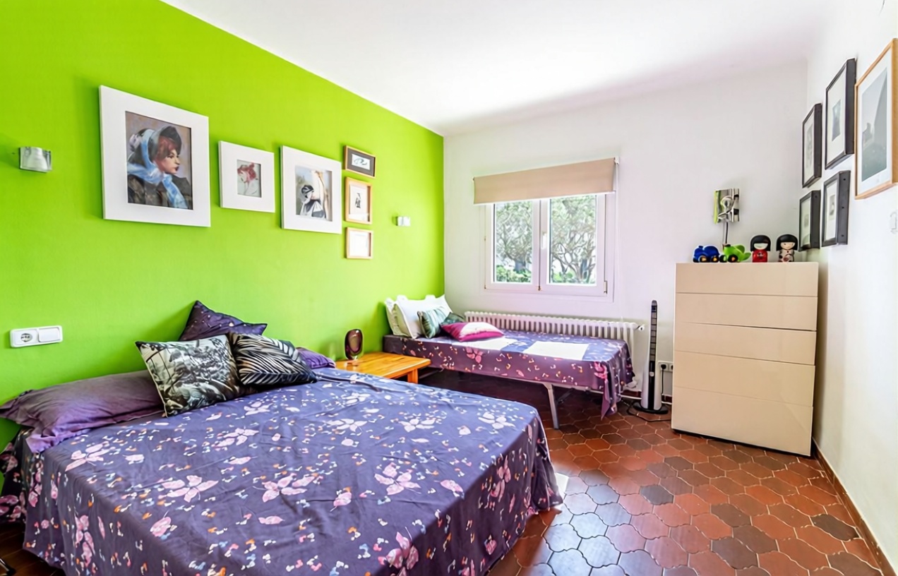Chalet for sale with direct beach access in Llançà — Bedroom