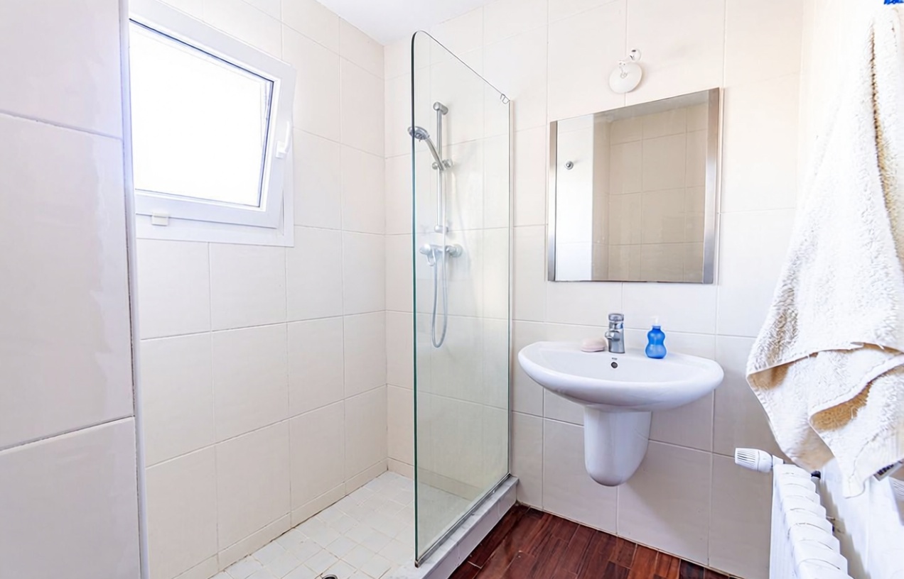 Chalet for sale with direct beach access in Llançà — Bathroom