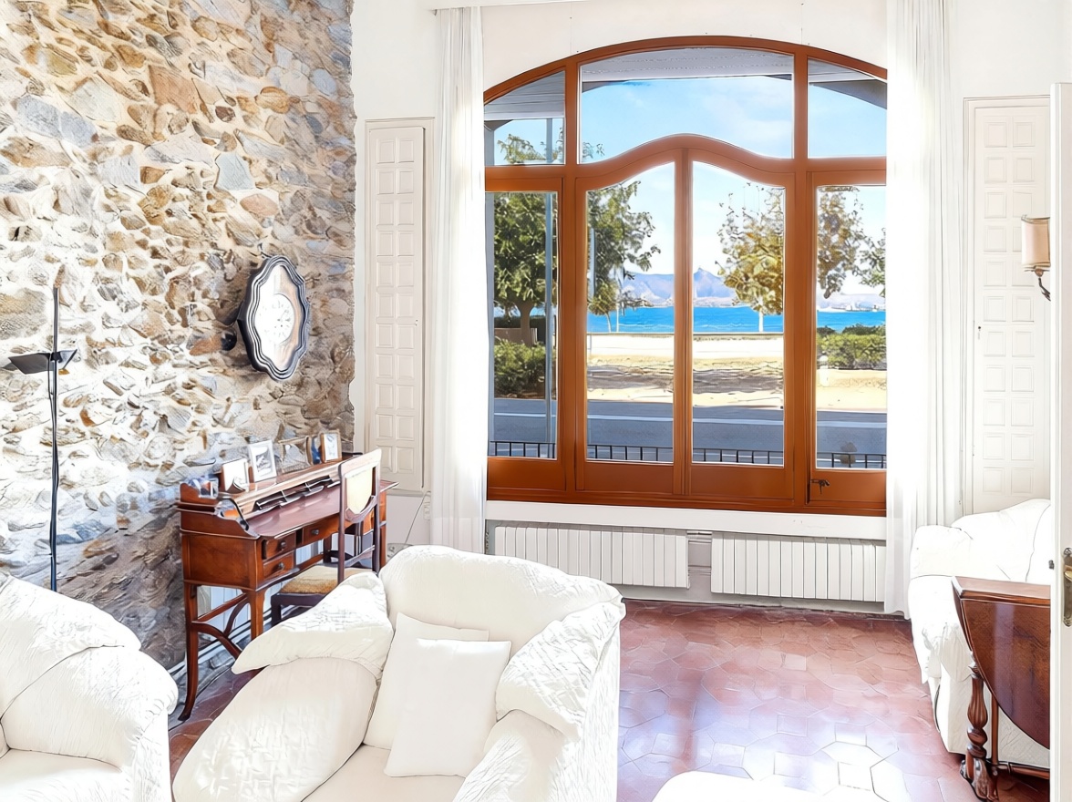 Chalet en venta con acceso directo a la playa en Alt Empordà, Girona — Salón