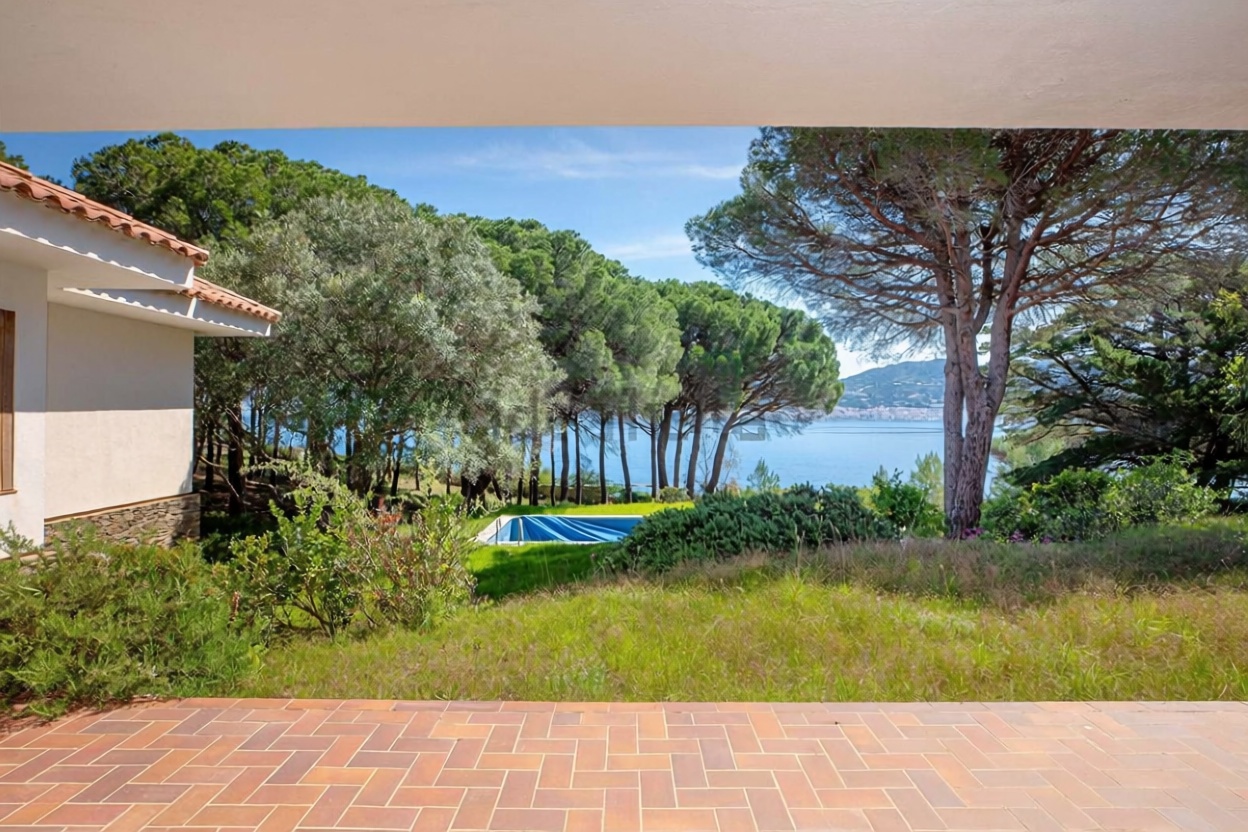 Chalet zum Verkauf mit direktem Strandzugang in Alt Empordà, Girona