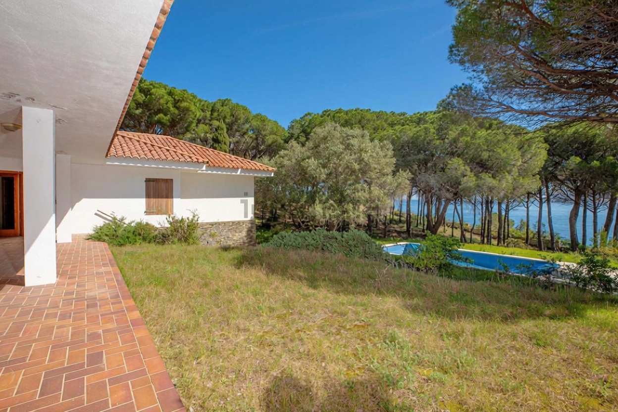 Chalet en venta con acceso directo a la playa en Alt Empordà, Girona — Terraza mar