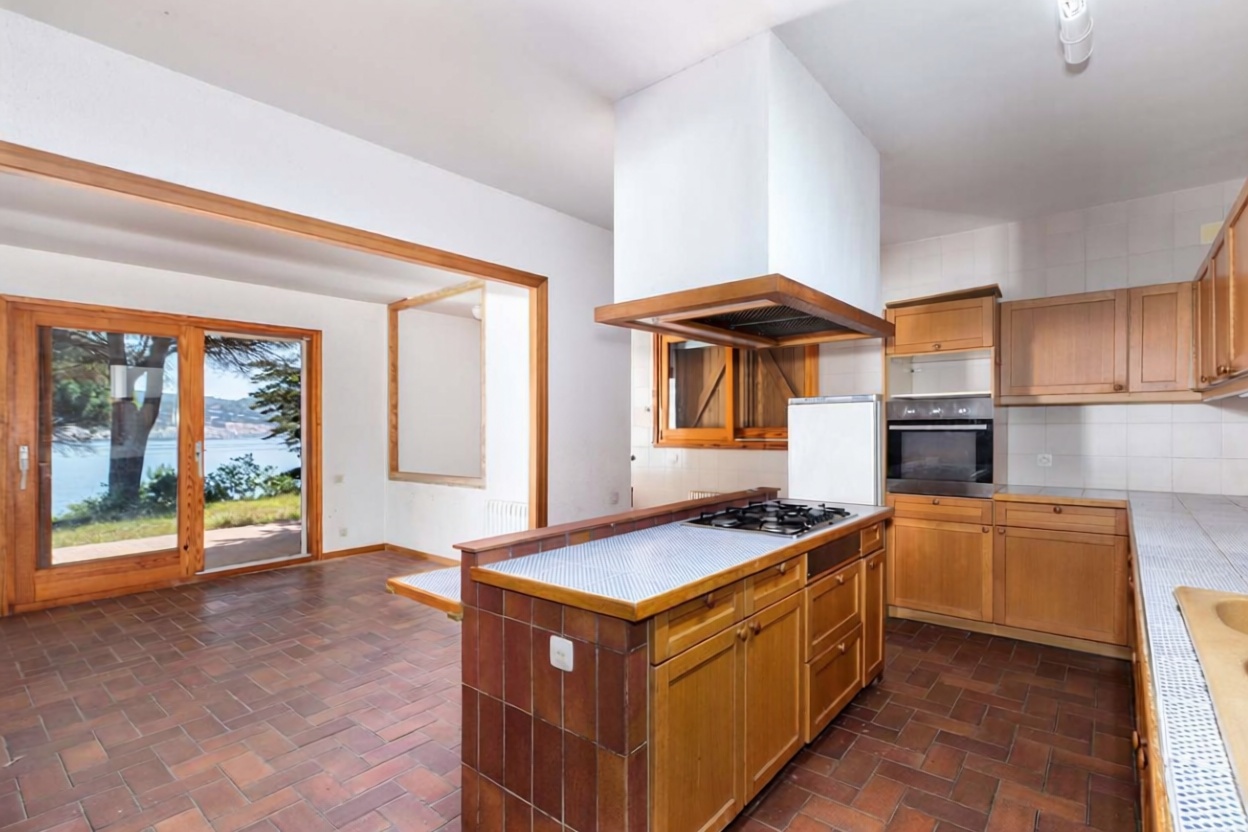 Chalet en venta con acceso directo a la playa en Alt Empordà, Girona — Cocina