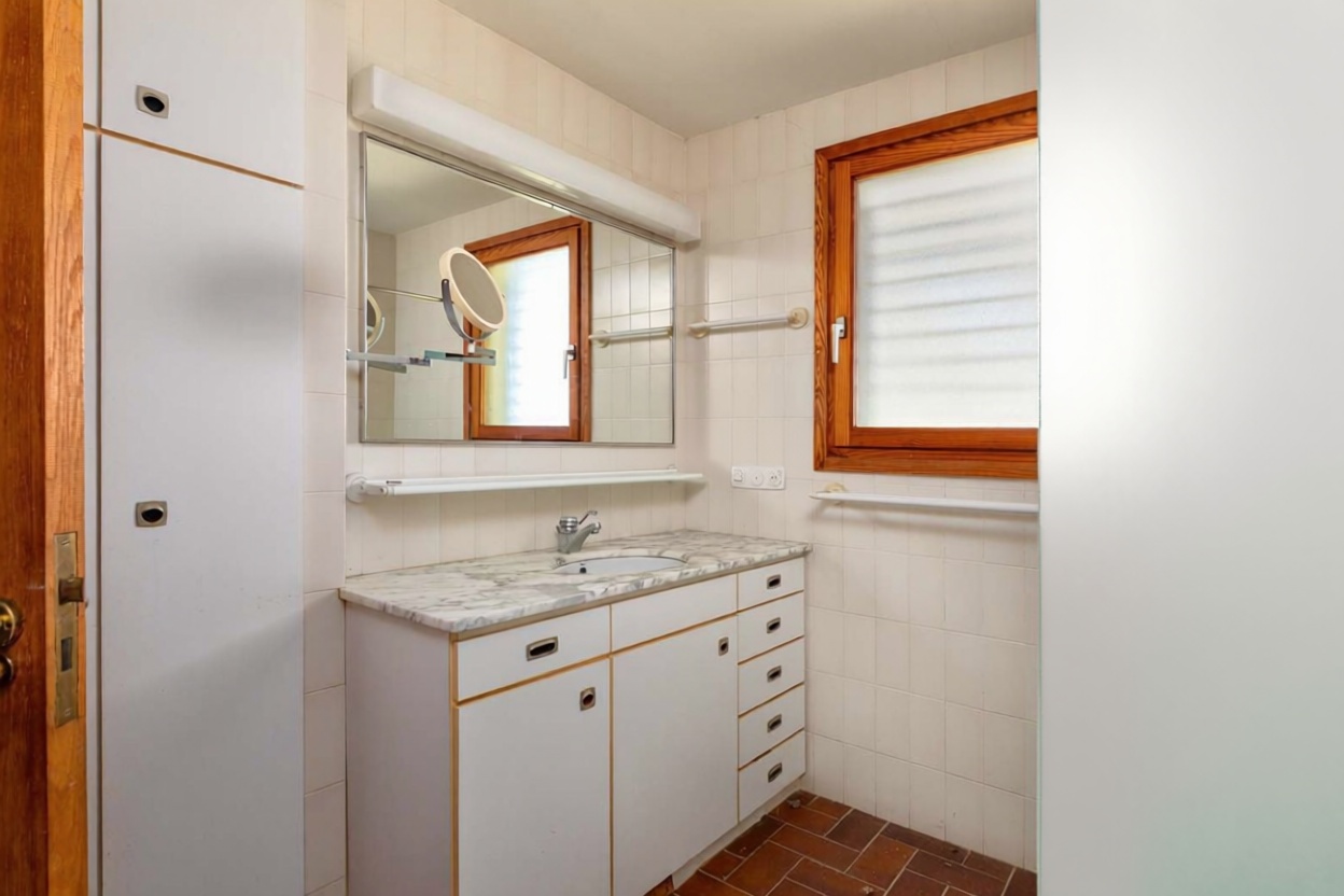 Chalet en venta con acceso directo a la playa en Alt Empordà, Girona — Baño