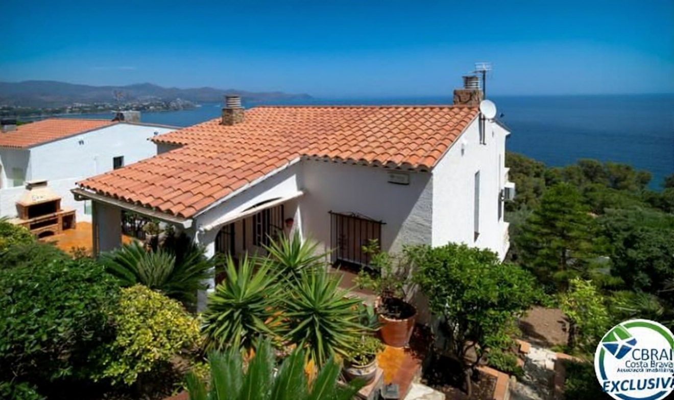 Chalet en venta con acceso directo a la playa en El Port de la Selva — Vista mar
