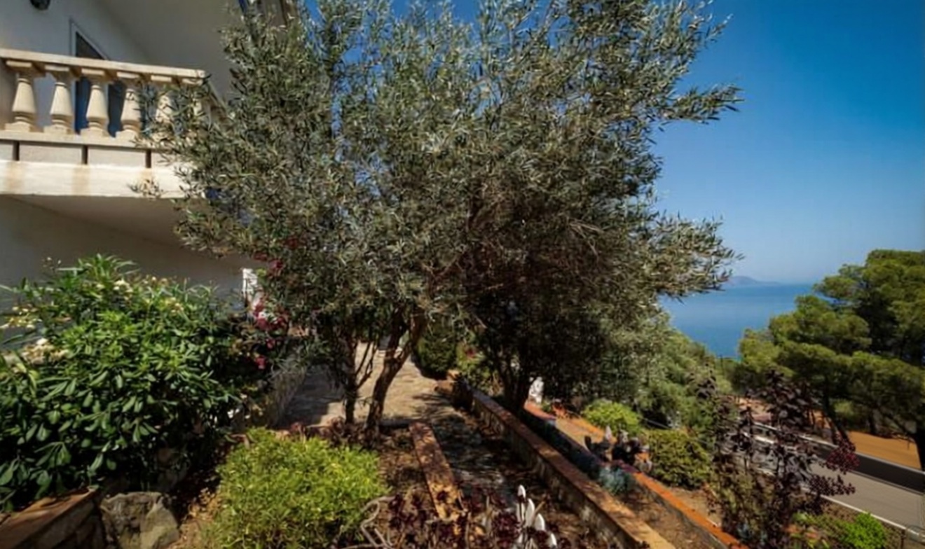 Chalet en venta con acceso directo a la playa en El Port de la Selva — Salón