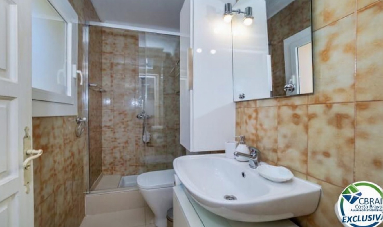 Chalet en venta con acceso directo a la playa en El Port de la Selva — Baño