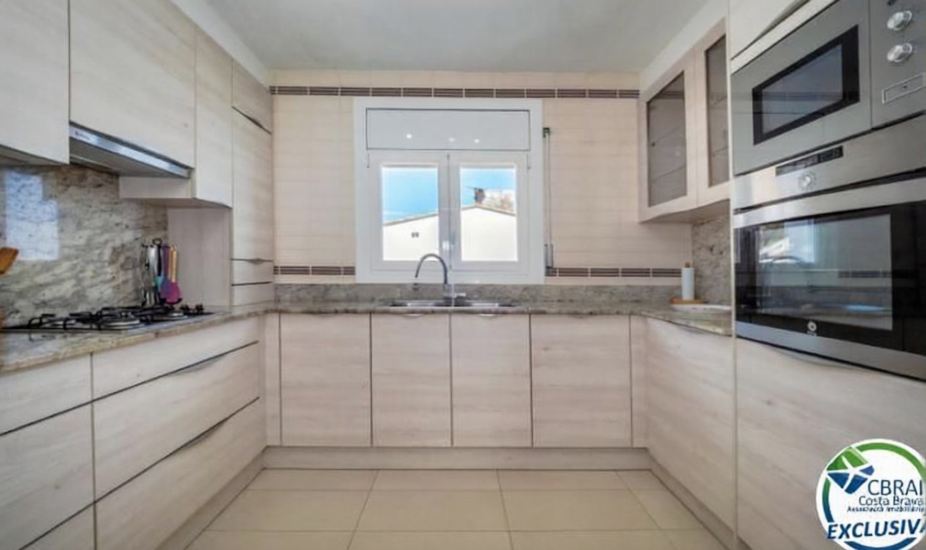 Chalet en venta con acceso directo a la playa en El Port de la Selva — Cocina
