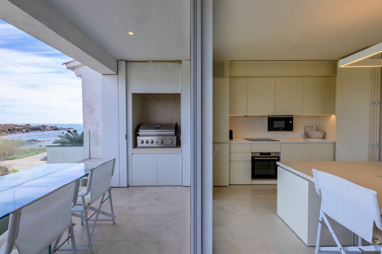 Chalet en venta con acceso directo a la playa en Cadaqués — Terraza mar