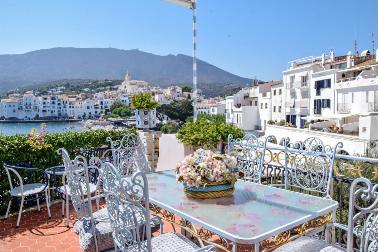 Chalet for sale with direct beach access in Cadaqués — Sea terrace