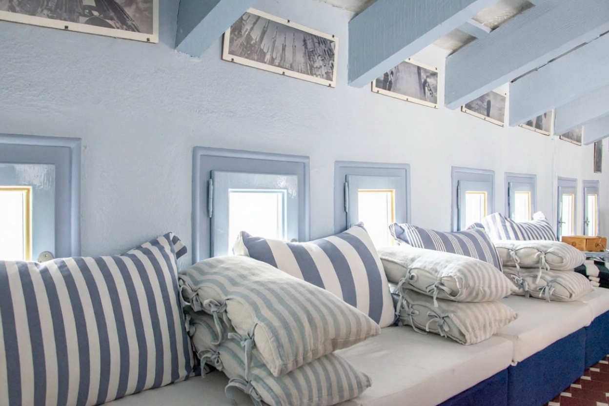 Chalet for sale with direct beach access in Cadaqués — Bedroom