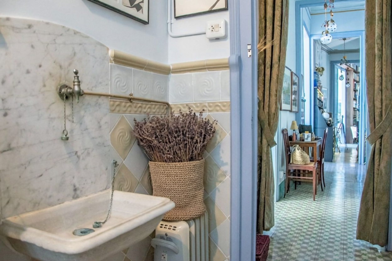 Chalet for sale with direct beach access in Cadaqués — Bathroom
