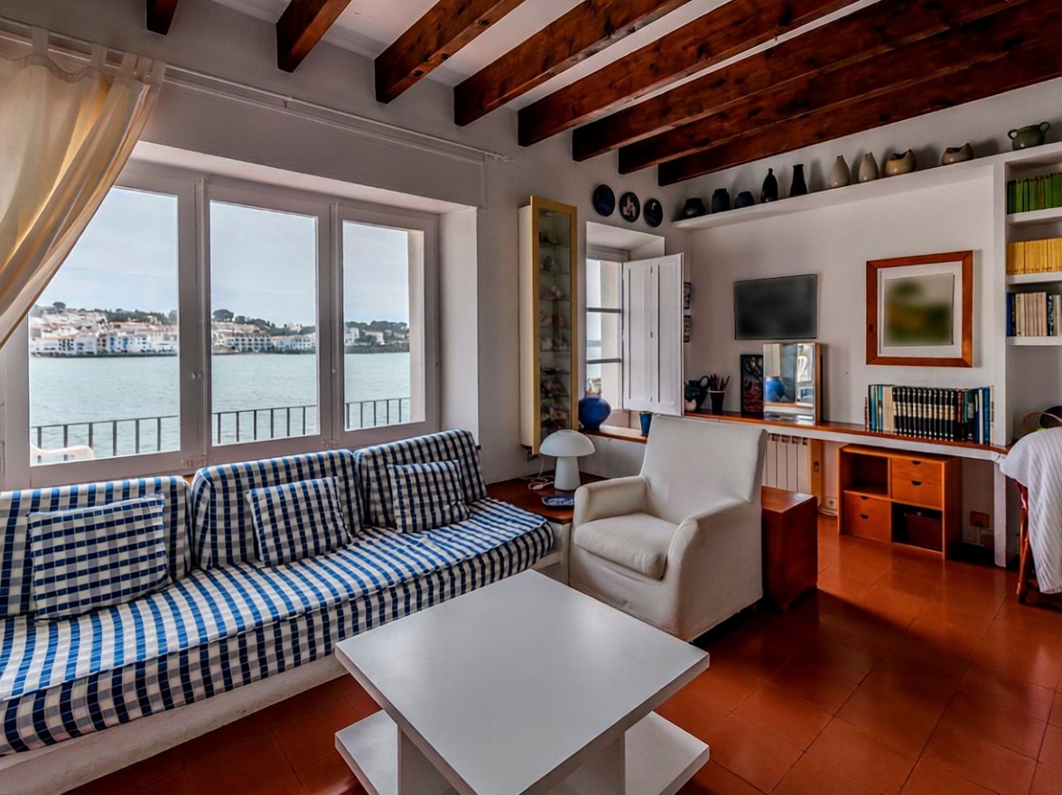 Chalet en venta con acceso directo a la playa en Cadaqués — Salón