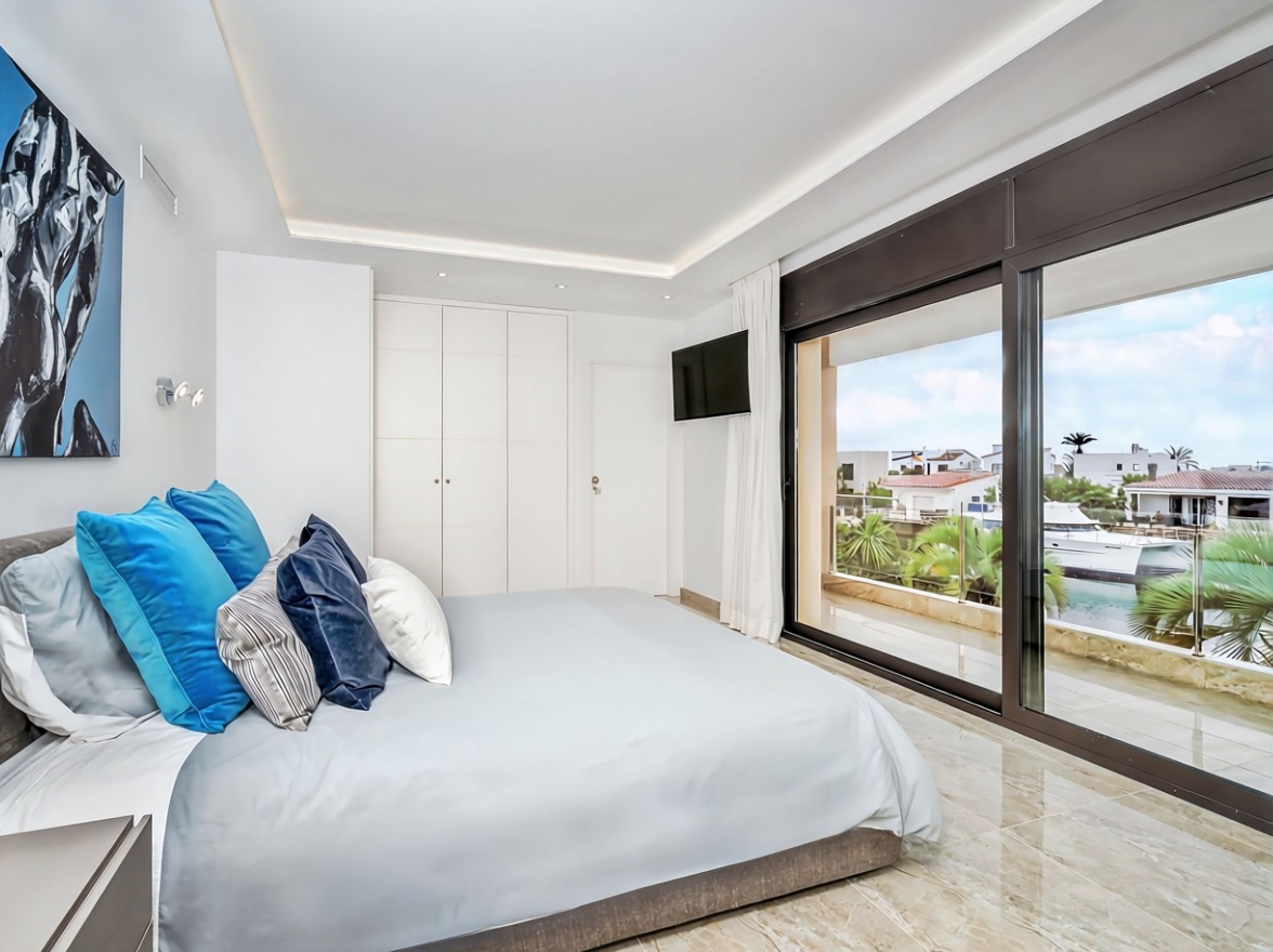 Chalet à vendre avec accès direct à la plage à Santa Margalida — Chambre