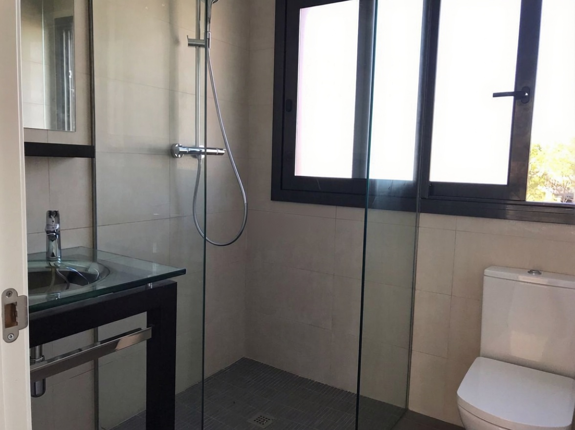 Chalet en venta con acceso directo a la playa en Santa Margalida — Baño