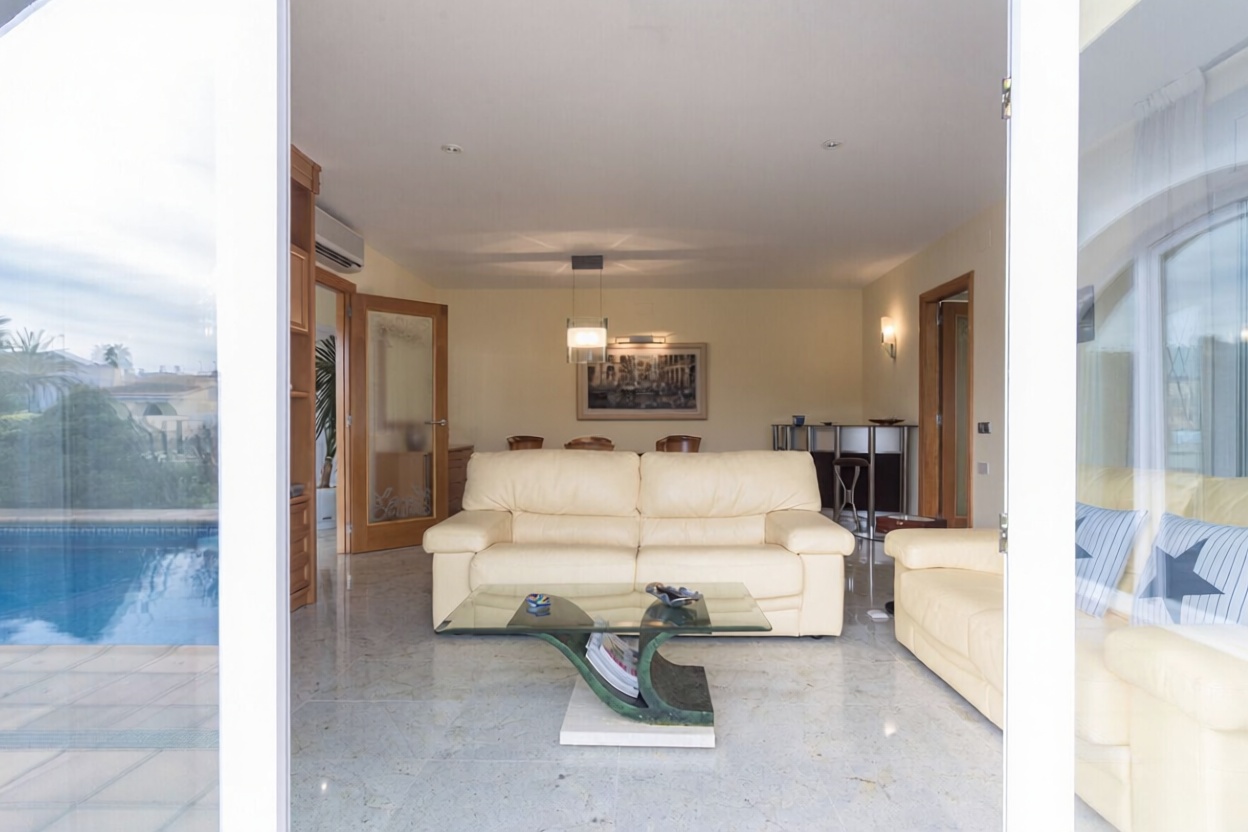 Chalet en venta con acceso directo a la playa en Santa Margalida — Salón
