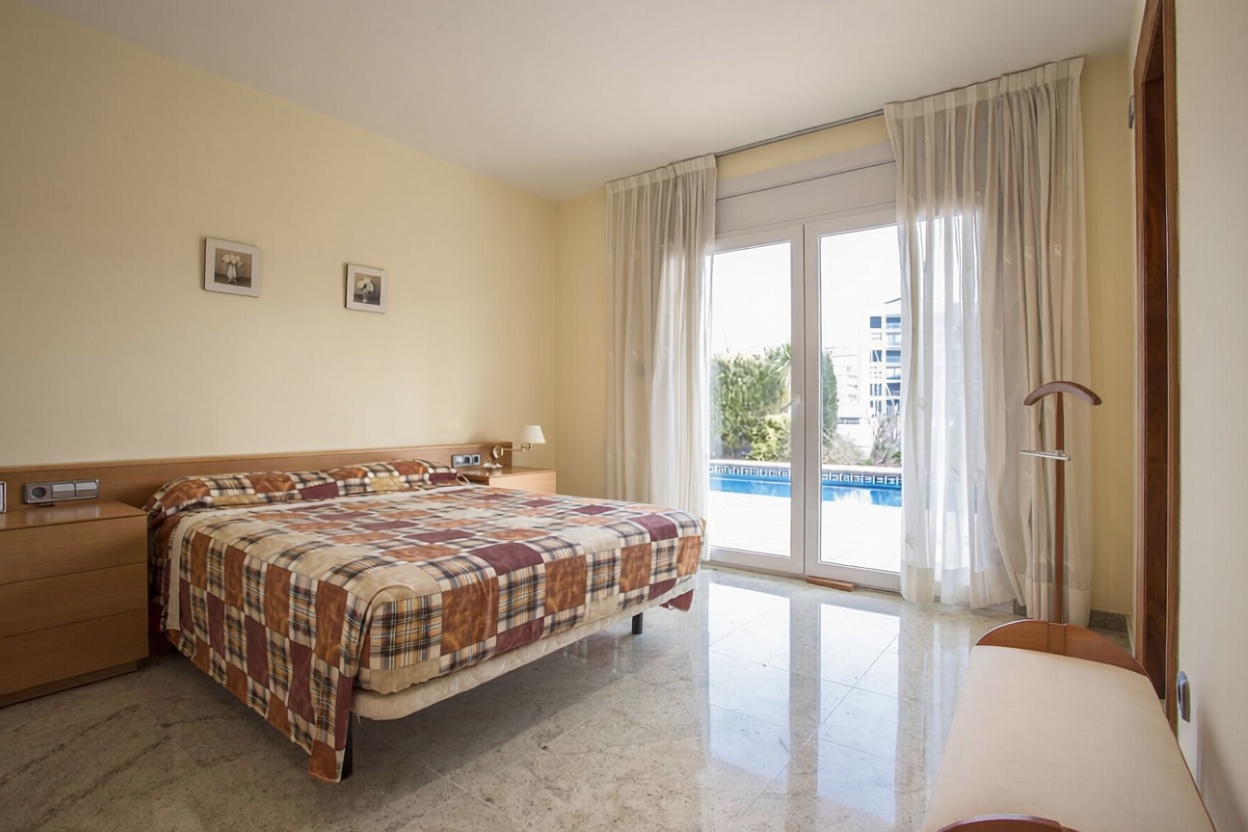 Chalet en venta con acceso directo a la playa en Santa Margalida — Dormitorio