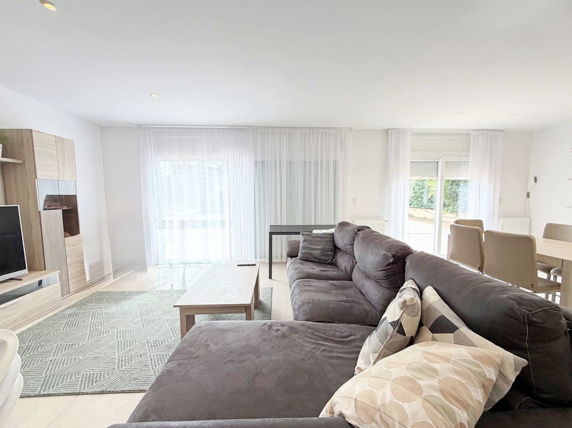 Chalet en venta con acceso directo a la playa en Santa Margalida — Salón