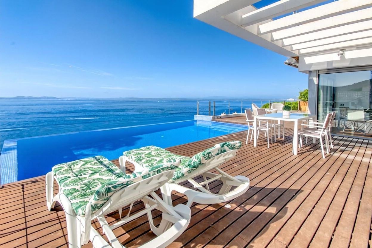 Chalet for sale with direct beach access in Roses