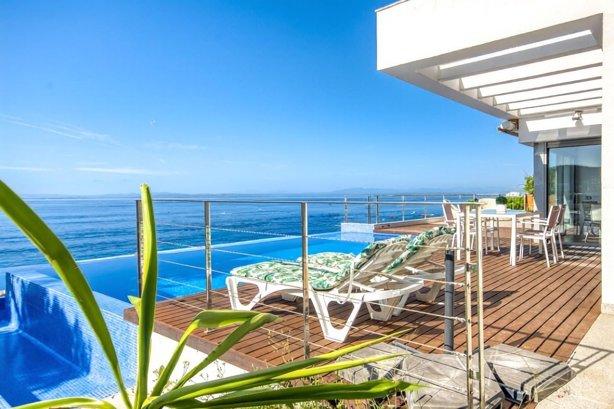 Chalet for sale with direct beach access in Roses — Sea terrace