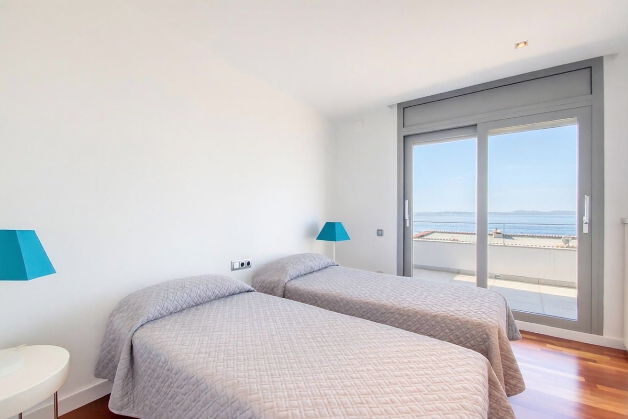Chalet for sale with direct beach access in Roses — Bedroom