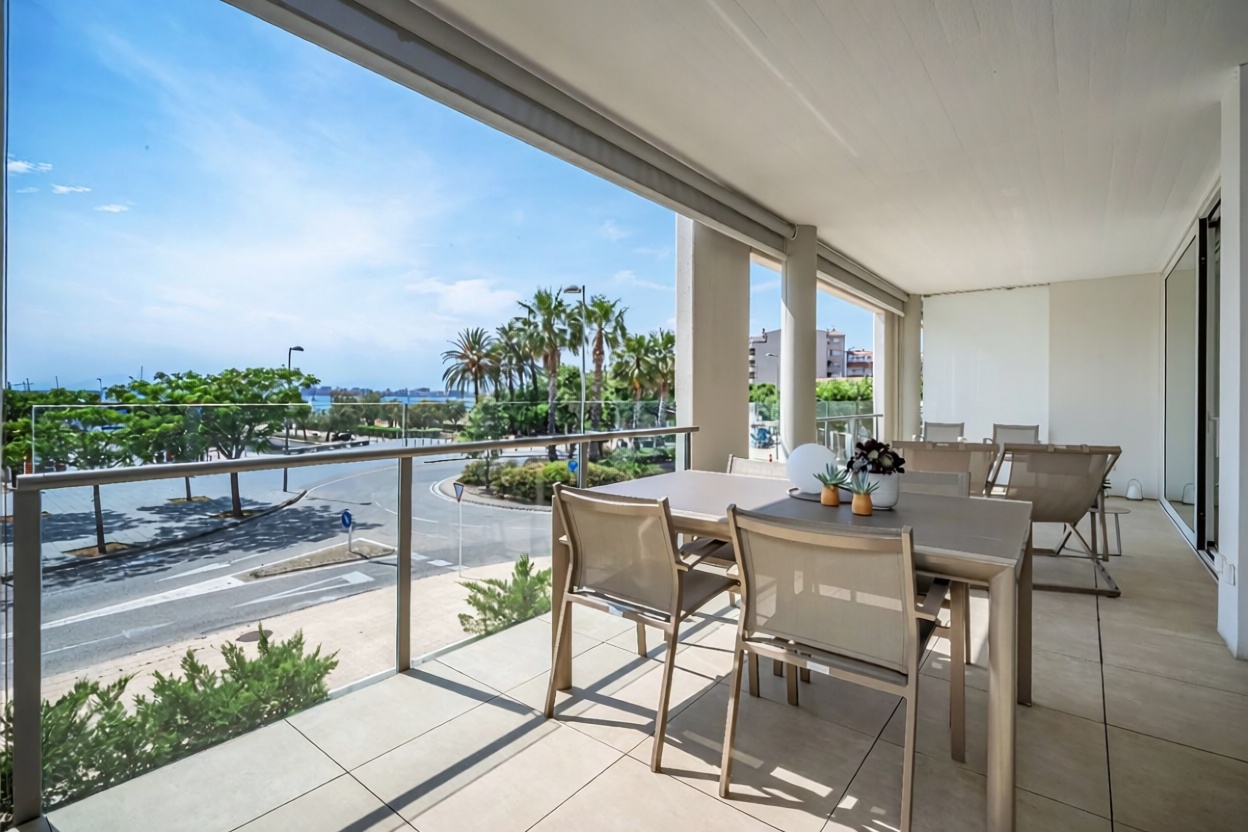 Piso en venta en primera línea de playa en Roses