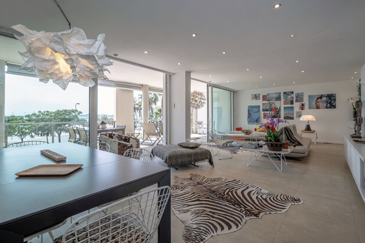 Apartamento à venda pé na areia em Roses — Sala